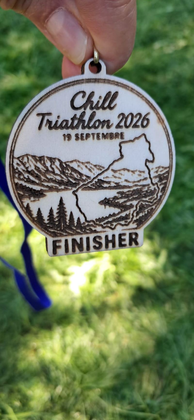 Médaille finisher en bois gravé du Chill Triathlon 2026 : lac d'Aiguebelette, montagnes, sapins et tracé du parcours
