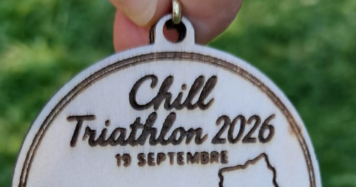 Médaille finisher en bois gravé du Chill Triathlon 2026